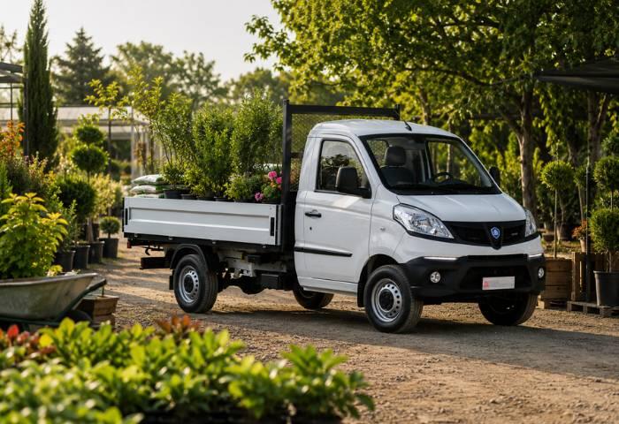 Le Piaggio accompagne les équipes techniques dans l'entretien des espaces verts, le transport de végétaux et les interventions de proximité. Piaggio au service des espaces verts et collectivités