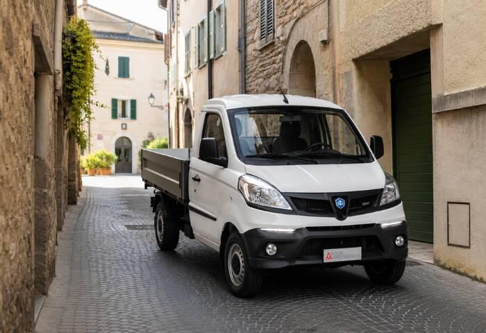 Grâce à son format compact, le Piaggio circule facilement dans les rues étroites, les centres historiques et les zones difficiles d'accès. Piaggio : la solution idéale pour les centres-villes